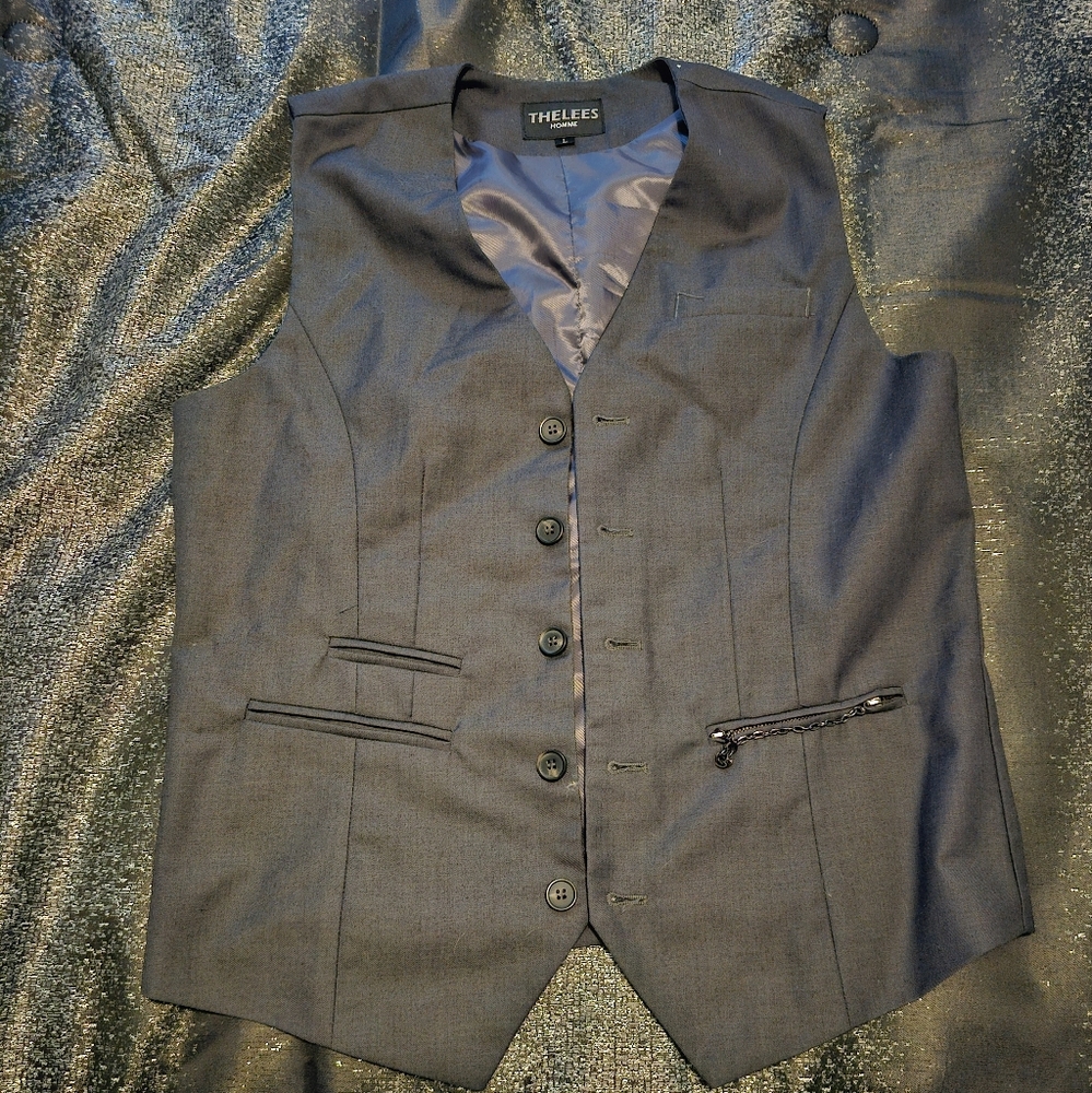 Vest. Gray. Large (fits like medium) Shelves brand